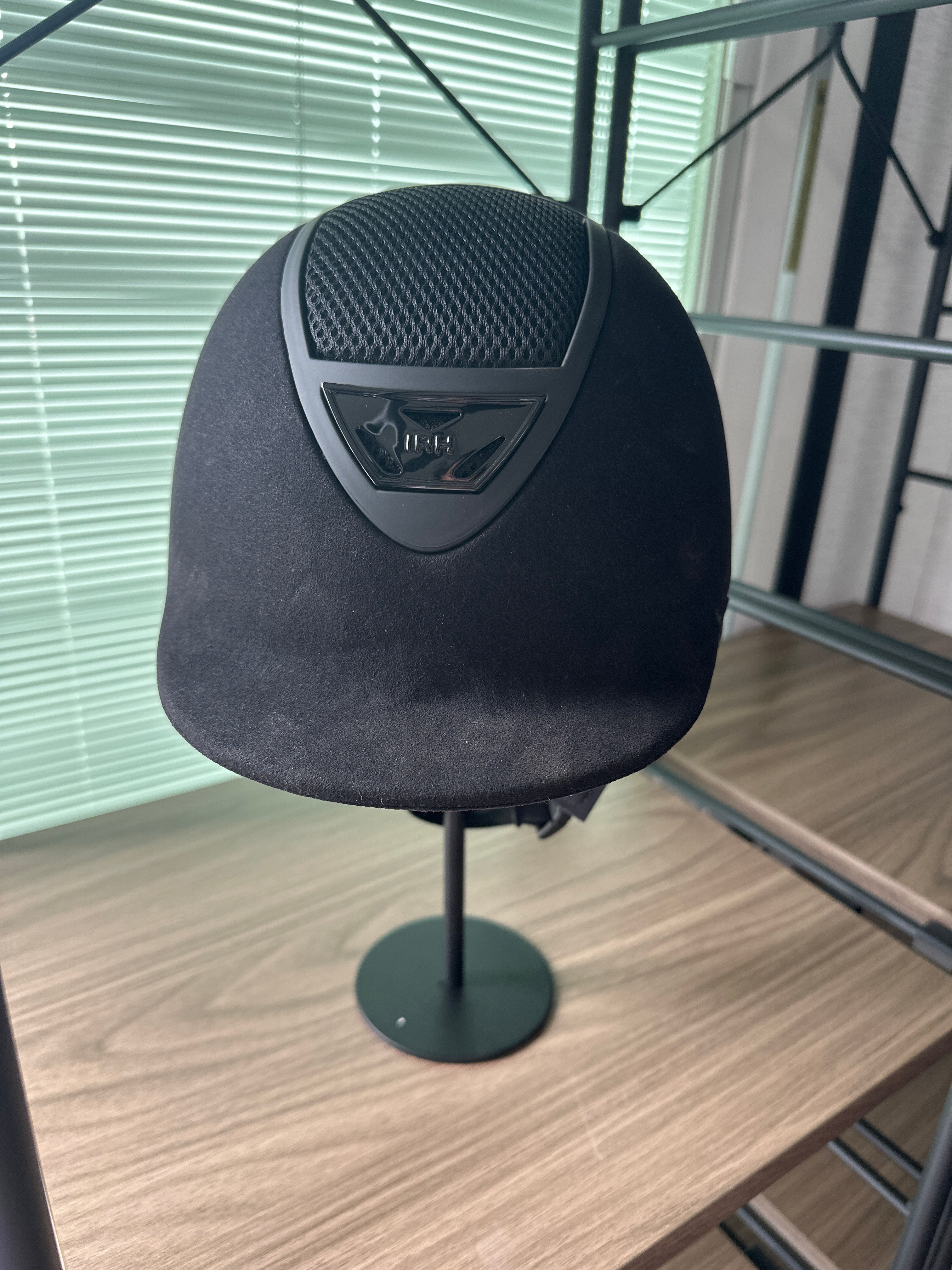 Casque IRH XLT en daim noir avec ventilation mate