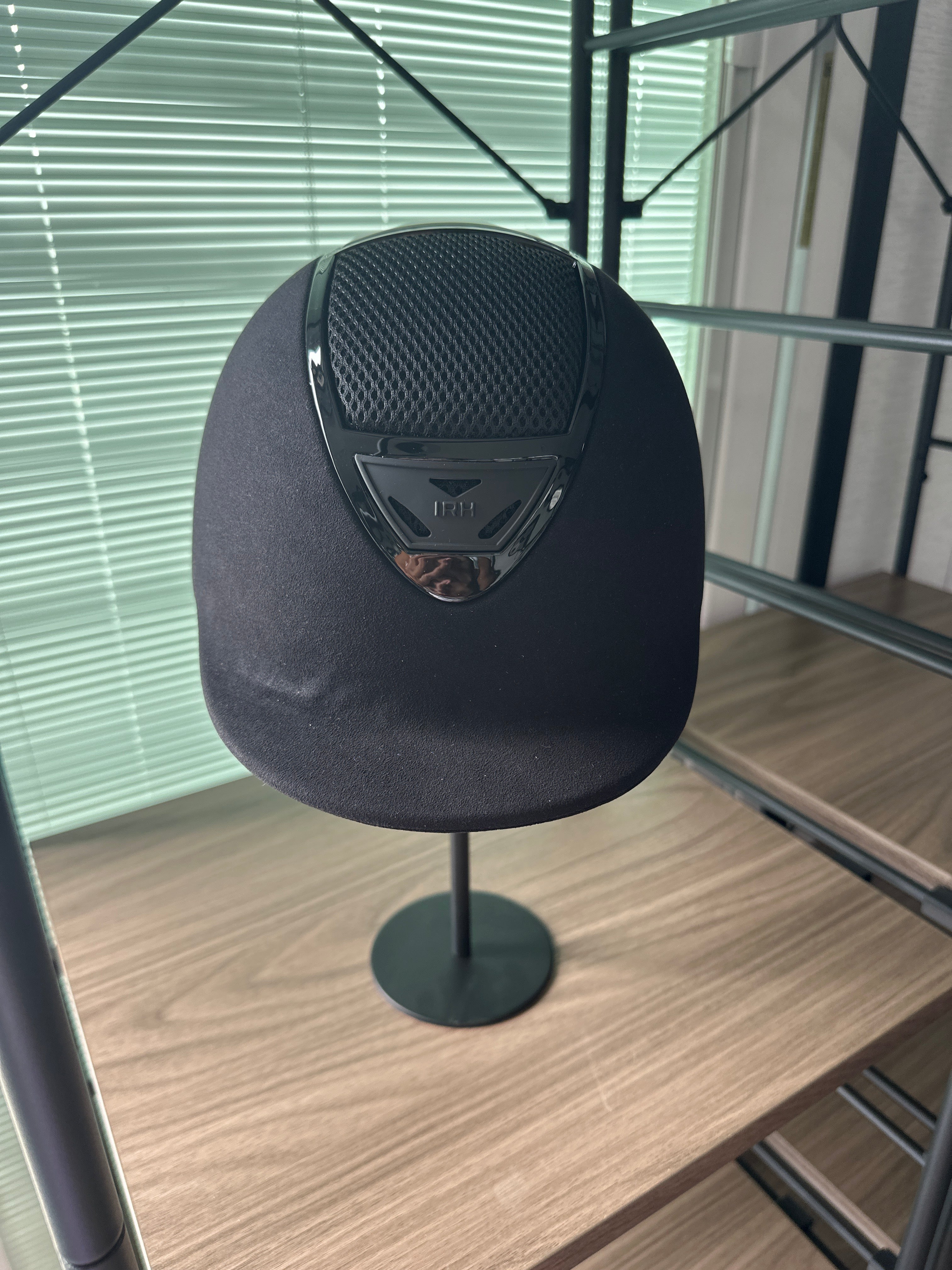 Casque IRH XLT en daim noir avec ventilation brillante 